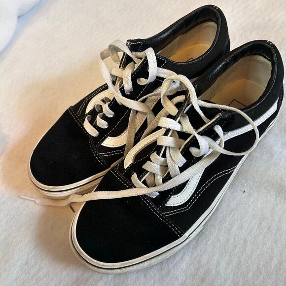 VANS Shoes - Vans Old Skool Black and White Skate Sneaker size 6/7.5